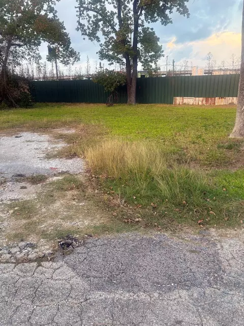 2220 Gladys St, Beaumont, TX 77701
