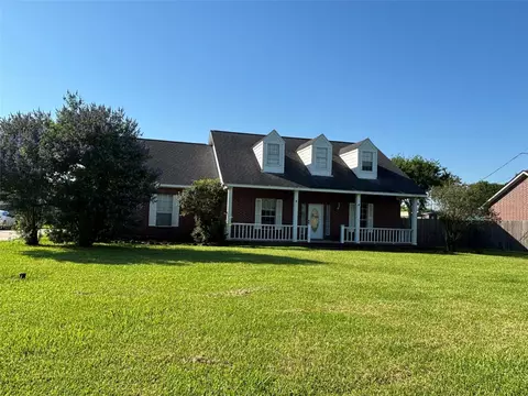 211 Oaks Grande Dr, Baytown, TX 77523
