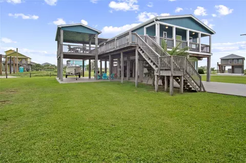 983 Driftwood Dr, Crystal Beach, TX 77650