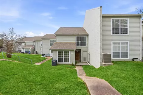 100 Edgewater Dr #32, Livingston, TX 77351