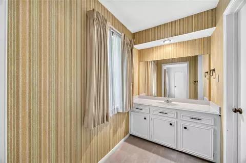Bath - 6302 Meadowtrace Dr, Spring, TX 77389 photo 7 of 9