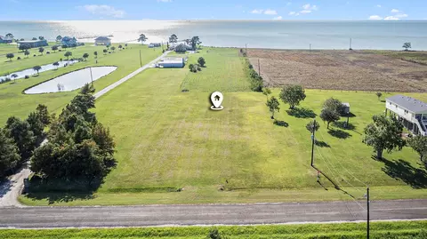 000 W Bayshore Dr, Anahuac, TX 77514