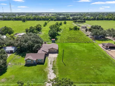 118 Cedar Vale Rd, Bay City, TX 77414