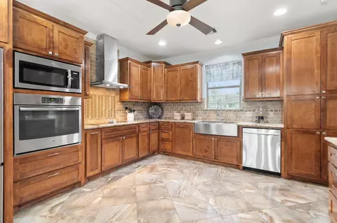 Kitchen - 14742 Cypress Dr, Conroe, TX 77302 photo 3 of 4
