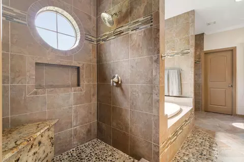 Bath - 14742 Cypress Dr, Conroe, TX 77302 photo 4 of 6
