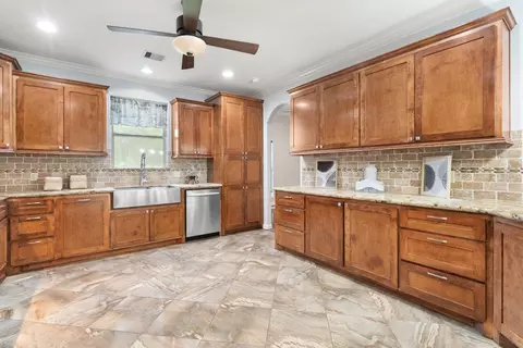 Kitchen - 14742 Cypress Dr, Conroe, TX 77302 photo 4 of 4