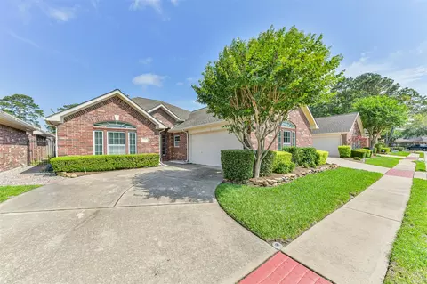 314 Parkwood Village Dr, Friendswood, TX 77546