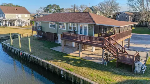 5103 Captains Dr, Dickinson, TX 77539