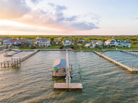 1617 Dick Bay Dr, Dickinson, TX 77539