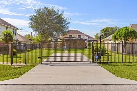 8434 Folkstone Ln, Houston, TX 77075
