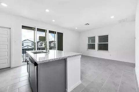 Living - 14970 Eagle Feather Dr, Houston, TX 77090 photo 3 of 6
