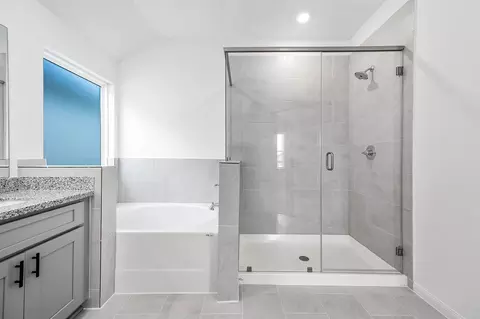 Bath - 14970 Eagle Feather Dr, Houston, TX 77090 photo 3 of 4