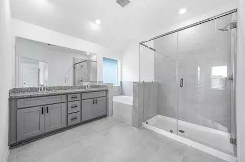 Bath - 14970 Eagle Feather Dr, Houston, TX 77090 photo 2 of 4