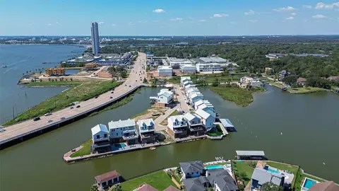 43 Commander Runco Ln, Taylor Lake Village, TX 77586