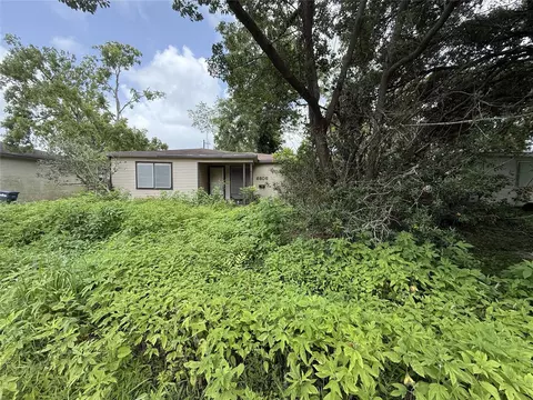 6806 E Bayou Dr, Hitchcock, TX 77563
