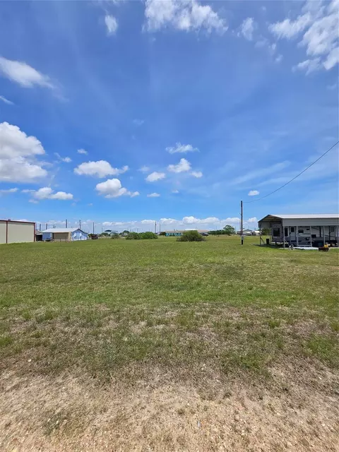 51 Dogfish Dr, Palacios, TX 77465