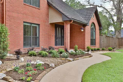110 Rosewood St, Lake Jackson, TX 77566