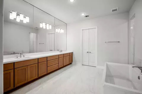 Bath - 208 Lilac Tree Ct, Willis, TX 77318 photo 3 of 10