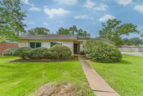 1749 Dolphin Dr, Seabrook, TX 77586