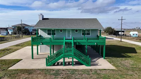 908 West Ln, Crystal Beach, TX 77650