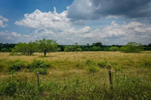 000 County Road 447, Waelder, TX 78959