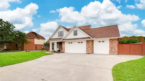 127 Indian Warrior Trl, Lake Jackson, TX 77566