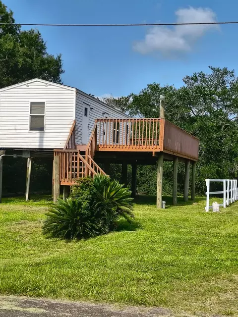 613 Troy St, Anahuac, TX 77514