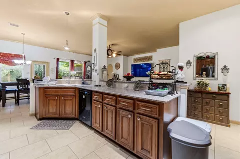 Kitchen - 1122 Windsor Chase Ln, Spring, TX 77373 photo 3 of 4