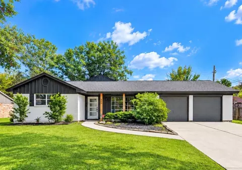 910 Cedar Ln, El Lago, TX 77586