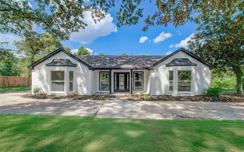1602 Baker Dr, Tomball, TX 77375