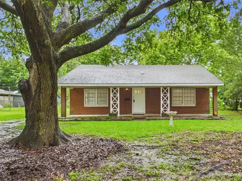 2610 S Crockett St, La Marque, TX 77568