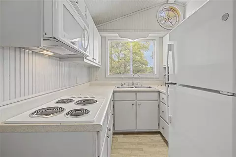 Kitchen - 3233 N State Highway 19, Trinity, TX 75862 photo 3 of 4