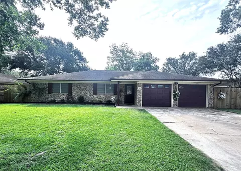 30 Live Oak St, Van Vleck, TX 77482