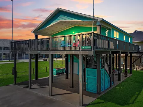 931 S S Gtwy, Crystal Beach, TX 77650