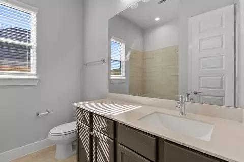 Bath - 413 Hampton Edge Ln, Waller, TX 77484 photo 3 of 3
