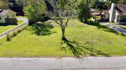 6519 Pinecrest Dr, Hitchcock, TX 77563