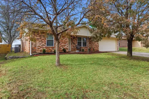 111 Shady Oaks Dr, Palestine, TX 75803