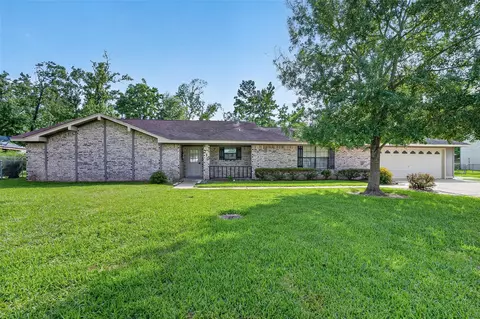 210 Woodhaven St, Highlands, TX 77562
