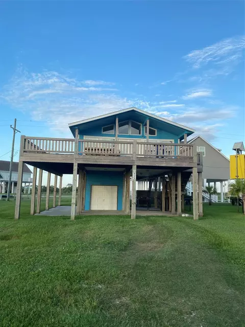925 S Honeysuckle Dr, Crystal Beach, TX 77650