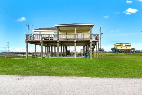 126 Nesmith Pl, Surfside Beach, TX 77541