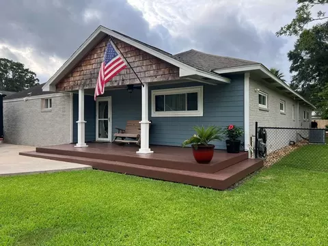 103 W Barrow St, Dayton, TX 77535