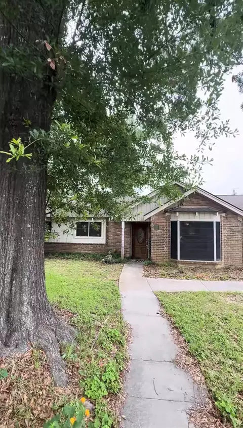 213 Oak Hollow St, Conroe, TX 77301