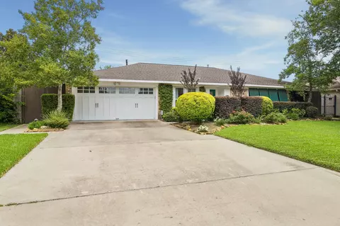 9534 Beverlyhill St, Houston, TX 77063