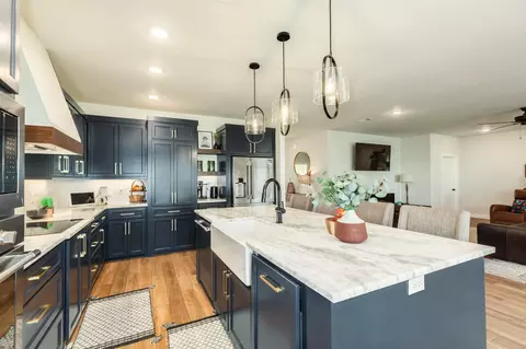 Kitchen - 2 Greystone Ct, Angleton, TX 77515 photo 5 of 7