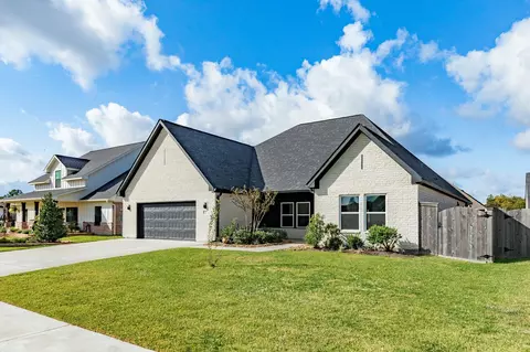 Exterior - 2 Greystone Ct, Angleton, TX 77515 photo 2 of 6