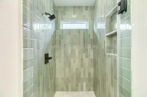 Bath - 2 Greystone Ct, Angleton, TX 77515 photo 2 of 5