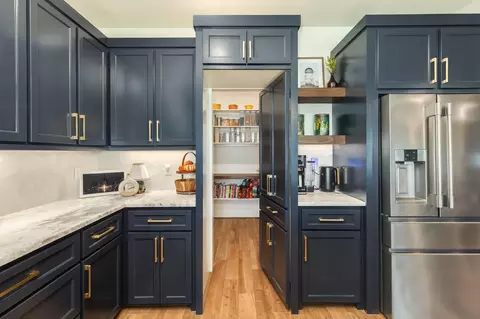 Kitchen - 2 Greystone Ct, Angleton, TX 77515 photo 6 of 7