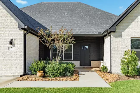 Exterior - 2 Greystone Ct, Angleton, TX 77515 photo 4 of 6