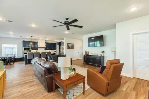 Living - 2 Greystone Ct, Angleton, TX 77515 photo 2 of 3