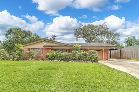 112 Persimmon Ln, Lake Jackson, TX 77566